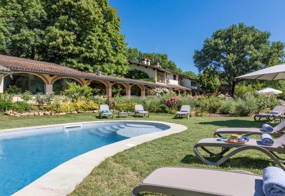 La piscina, con la sua linea morbida ed arrotondata si raggiunge direttamente dalle porte finestra della villa – Villa Mimmina