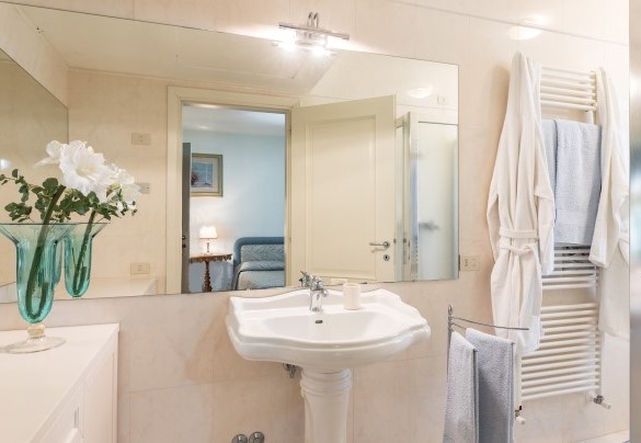 Bagno en suite con doccia della camera matrimoniale con porta finestra che immette sul giardino – Villa Mimmina