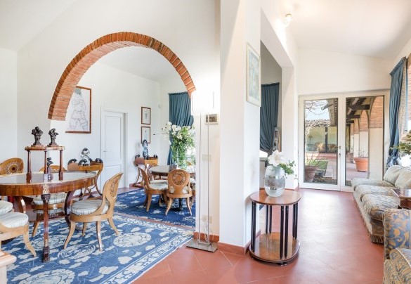 Il grande salone con affacci sulla piscina ed il giardino ben curato – Villa Mimmina