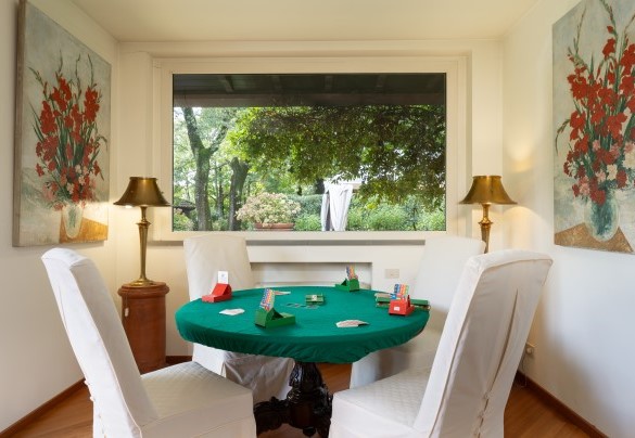 La zona con tavolo da gioco comunicante con il living room con tv satellitare - Villa Mimmina