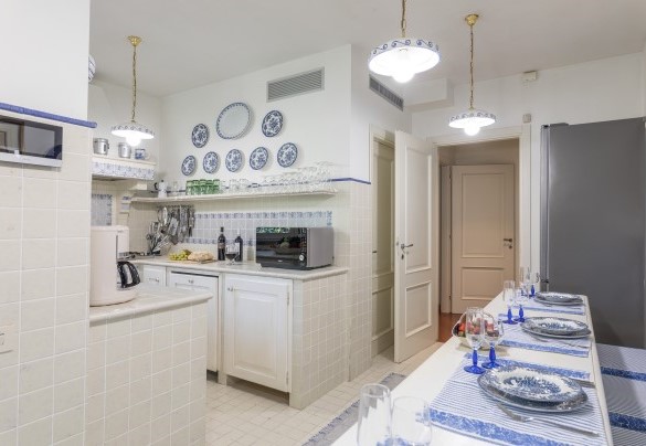  La cucina attrezzata con tavolo da pranzo dotata di ampia porta a vetri che immette sul giardino circostante – Villa Mimmina