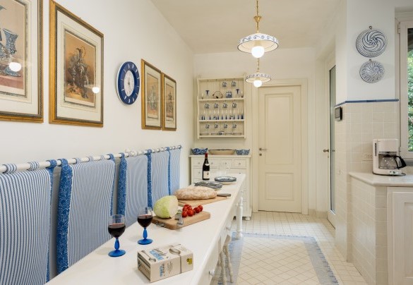  La cucina attrezzata con tavolo da lavoro, dotata di ampia porta a vetri che immette sul giardino circostante - Villa Mimmina