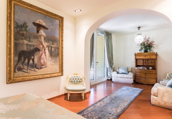 Camera padronale con letto matrimoniale, salotto, bagno en suite con vasca idromassaggio e porta finestra con affacci sulla piscina – Villa Mimmina