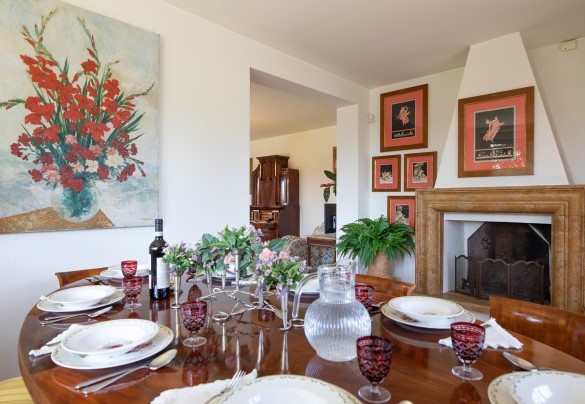 La zona pranzo con camino comunicante con il living room con tv satellitare – Villa Mimmina 