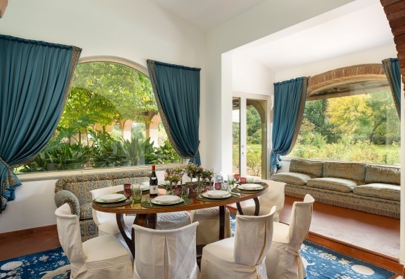 Il grande salone, che ospita anche il tavolo da pranzo, con affacci sulla piscina ed il giardino ben curato - Villa Mimmina