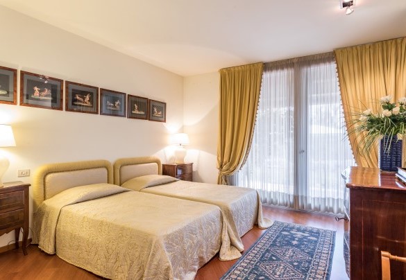 Camera doppia (con letti unibili) con bagno en suite con doccia e porta finestra con affacci sulla piscina e giardino – Villa Mimmina