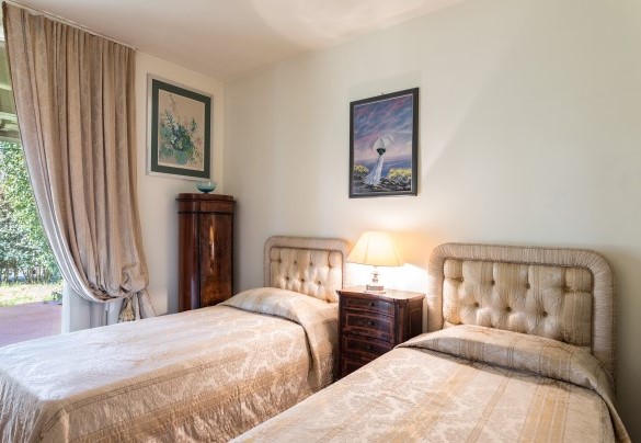 Camera doppia con bagno en suite con doccia e porta finestra con affacci sul giardino – Villa Mimmina