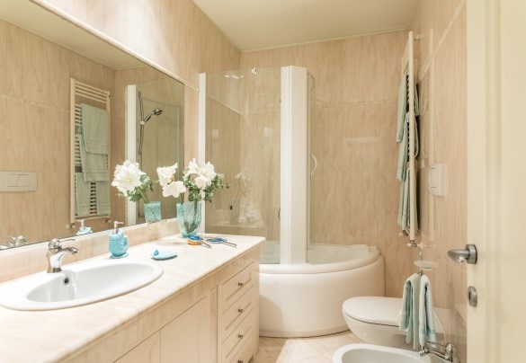 Bagno en suite con vasca idromassaggio della camera padronale con letto matrimoniale, salotto e affacci sulla piscina – Villa Mimmina