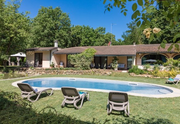 La piscina, con la sua linea morbida ed arrotondata si raggiunge direttamente dalle porte finestra della villa – Villa Mimmina