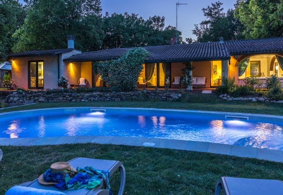La piscina, con la sua linea morbida ed arrotondata si raggiunge direttamente dalle porte finestra della villa – Villa Mimmina