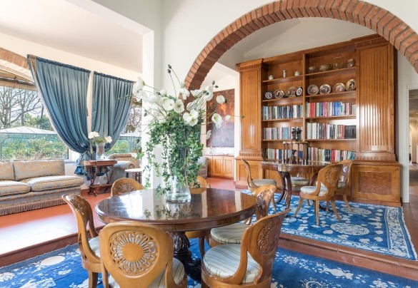 Il grande salone con affacci sulla piscina ed il giardino ben curato – Villa Mimmina