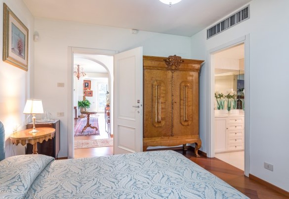 Camera matrimoniale con bagno en suite con doccia con porta finestra che immette sul giardino – Villa Mimmina  