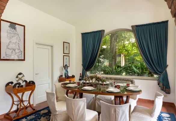 Il grande salone, che ospita anche il tavolo da pranzo, con affacci sulla piscina ed il giardino ben curato - Villa Mimmina