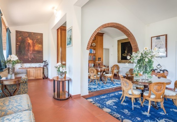 Un lungo corridoio dove si distribuiscono le camere termina su un largo soggiorno comunicante con la cucina – Villa Mimmina