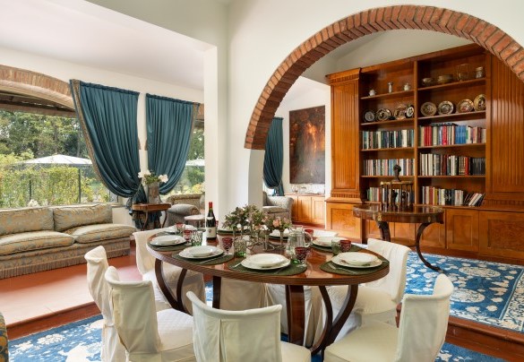 Il grande salone che ospita anche il tavolo da pranzo, con affacci sulla piscina ed il giardino ben curato - Villa Mimmina