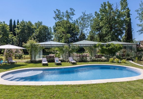 La piscina, con la sua linea morbida ed arrotondata si raggiunge direttamente dalle porte finestra della villa – Villa Mimmina