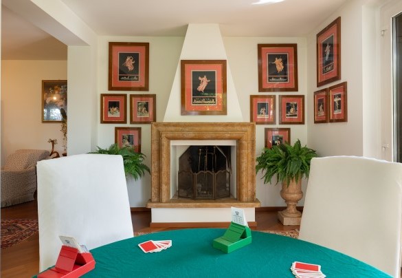 La zona con tavolo (allestibile da gioco o da conversazione) comunicante con il living room con tv satellitare - Villa Mimmina