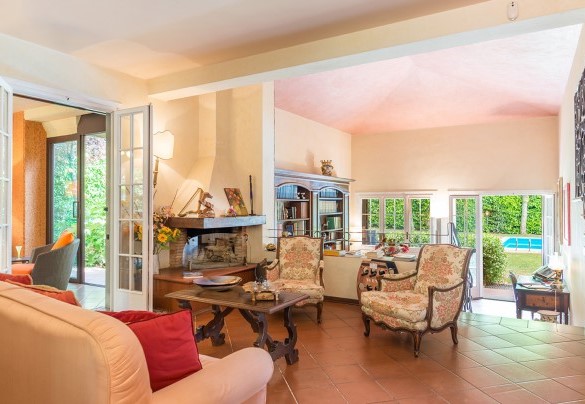 La zona living è collegato a sinistra con una veranda, a destra con la cucina e una scala in cotto conduce in giardino – Villa Monica 