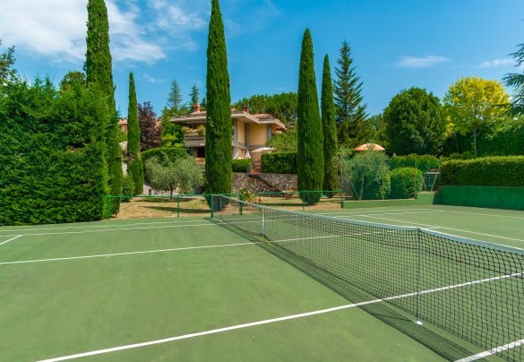 Un terrazzamento posto ad un livello lievemente inferiore, accoglie il campo da tennis – Villa Monica
