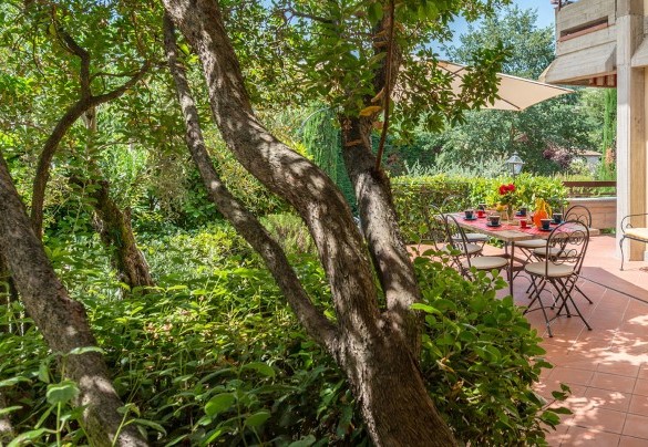 Con comodo accesso dalla cucina, è allestita la zona per mangiare all’aperto – Villa Monica