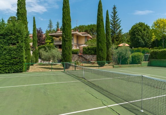Un terrazzamento posto ad un livello lievemente inferiore, accoglie il campo da tennis – Villa Monica