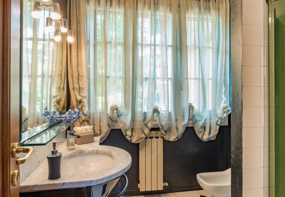 Bagno en suite con doccia e vasca della camera matrimoniale al primo piano – Villa Monica