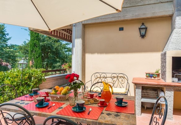 Con comodo accesso dalla cucina, è allestita la zona per mangiare all’aperto – Villa Monica