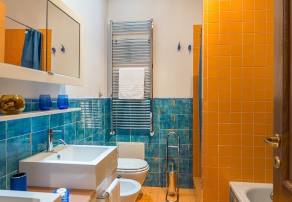 Bagno con doccia e vasca al primo piano – Villa Monica