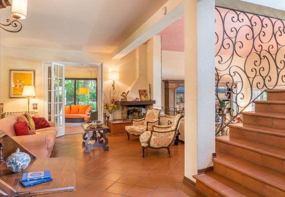 Dal living una scala in cotto conduce sia al primo piano che nel seminterrato – Villa Monica