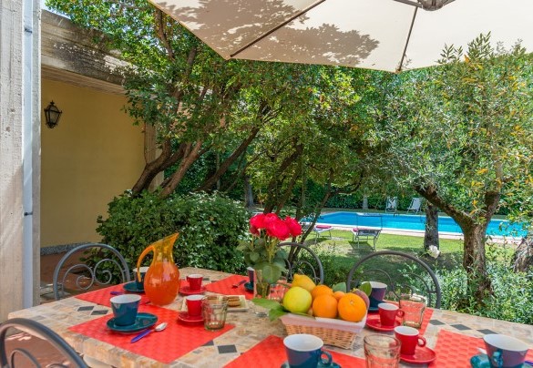 Con comodo accesso dalla cucina, è allestita la zona per mangiare all’aperto – Villa Monica