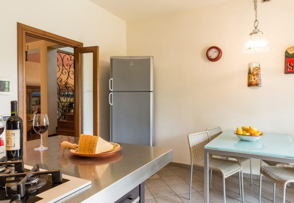 Cucina con accesso diretto al living al piano terra – Villa Monica