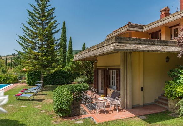 Davanti alla porta finestra del salotto, un lastricato in cotto accoglie l’area relax con poltroncine e divanetti – Villa Monica