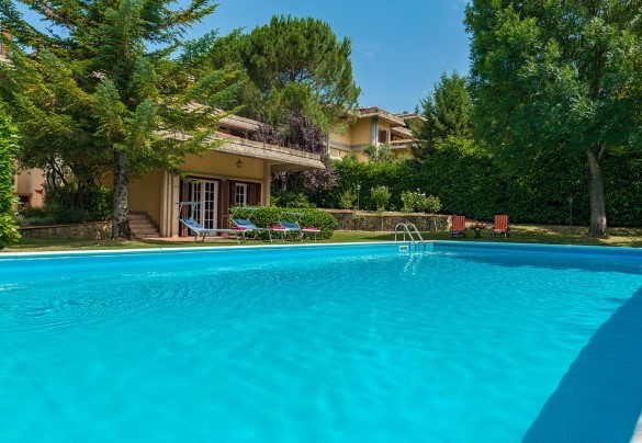 La Piscina rivestita internamente in PVC colorato di azzurro, con bordo in pietra – Villa Monica