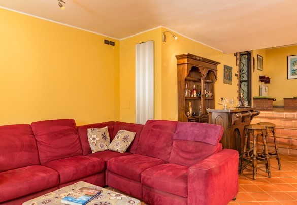Scendendo al piano inferiore, si incontra un freschissimo e spazioso ambiente in open space – Villa Monica