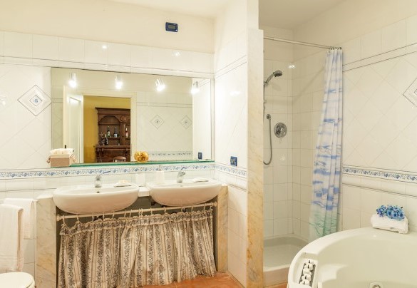 Bagno con doccia e vasca al piano seminterrato – Villa Monica