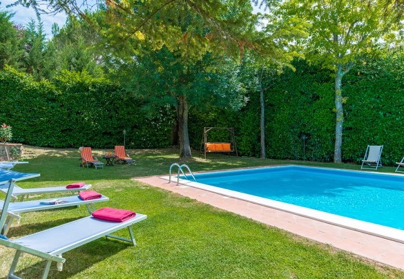 Una fitta siepe su due lati garantisce privacy ma non impedisce il belvedere – Villa Monica