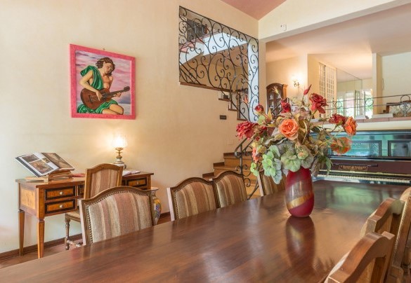 Living, con accesso diretto alla zona pranzo esterna – Villa Monica