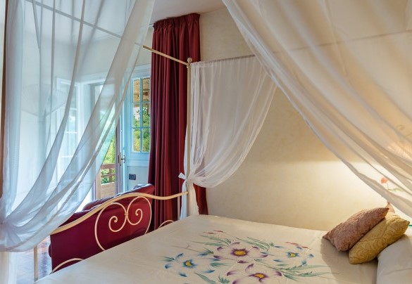 Camera matrimoniale con bagno en suite con doccia e vasca al primo piano – Villa Monica