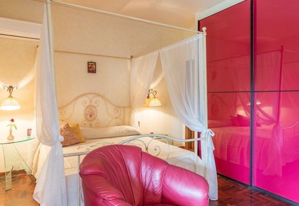 Camera matrimoniale con bagno en suite con doccia e vasca al primo piano – Villa Monica 