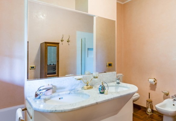 Bagno con doccia e vasca al piano seminterrato – Villa Monica