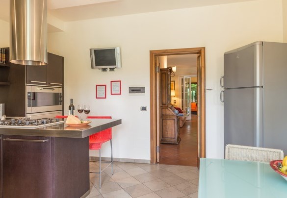 Cucina con accesso diretto al living al piano terra – Villa Monica