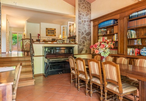 Living, con accesso diretto alla zona pranzo esterna – Villa Monica