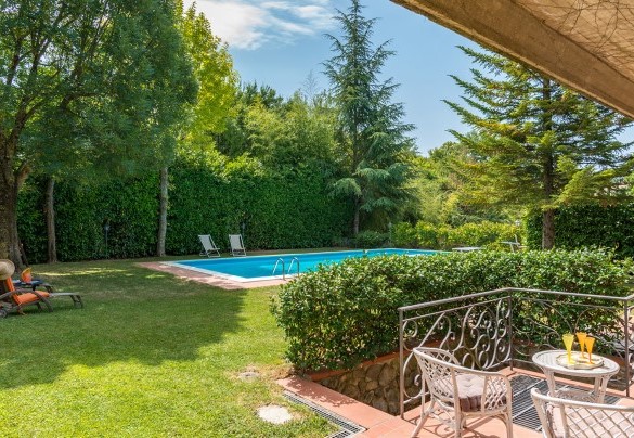 Tra geometriche siepi basse di lauro, si sviluppano le aree attrezzate all’aperto – Villa Monica