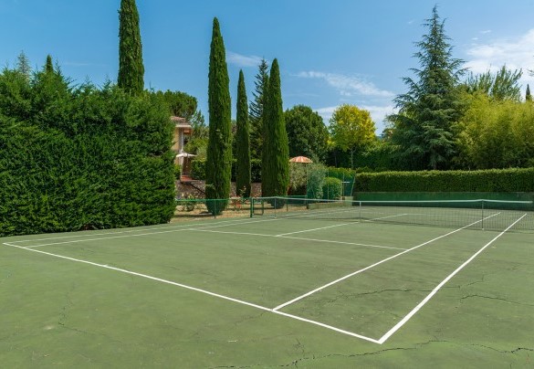 Un terrazzamento posto ad un livello lievemente inferiore, accoglie il campo da tennis – Villa Monica