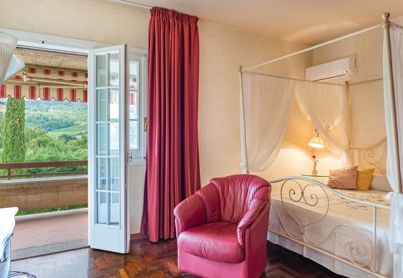 Camera matrimoniale con bagno en suite con doccia e vasca al primo piano – Villa Monica
