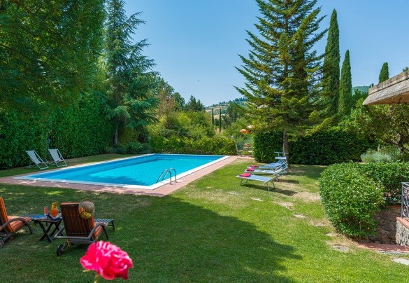 L’assolata piscina troneggia nel bel giardino davanti alla villa – Villa Monica
