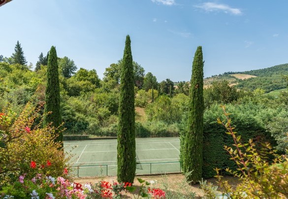 Il belvedere sul paesaggio collinare su lato che affaccia ad ovest e sul campo da tennis – Villa Monica