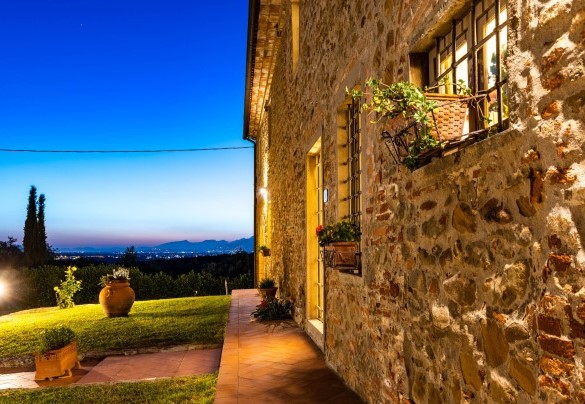 L’ingresso principale della villa con il paese medievale di Vinci Illuminato al tramonto – Villa Monnalisa