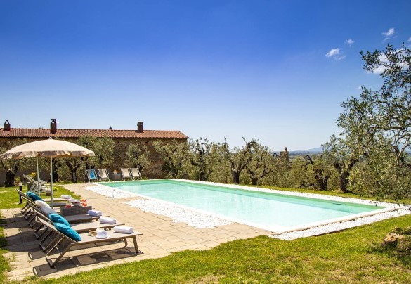 Il solarium panoramico lastricato ospita eleganti lettini e sdraio ombreggiati da ombrelloni ed è dotato di doccia esterna – Villa Monnalisa