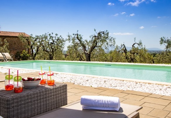 La piscina è rivestita in PVC color sabbia, misura 5 x16 mt. ed è profonda 1.40 mt – Villa Monnalisa